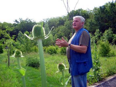Claude NAVROT dans le jardin de nature